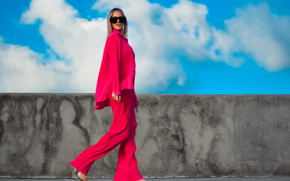 „Barbie Pink” widać dzisiaj wszędzie. Przede wszystkim – w lookbookach marek odzieżowych.