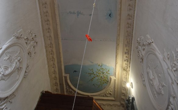 Mimo uszkodzeń wciąż widoczny jest plafon w klatce schodowej