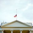 Po śmierci McCaina flaga USA wciąż wędruje po maszcie Białego Domu