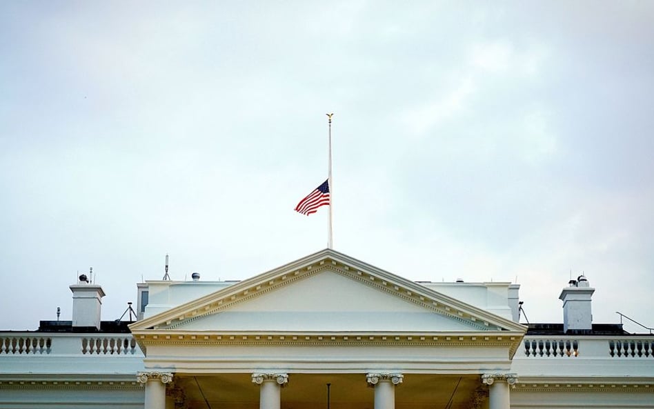 Po śmierci McCaina flaga USA wciąż wędruje po maszcie Białego Domu