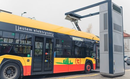W zero- i niskoemisyjne autobusy najwięcej inwestuje Warszawa. Już ponad 40 proc. miejskiej floty to