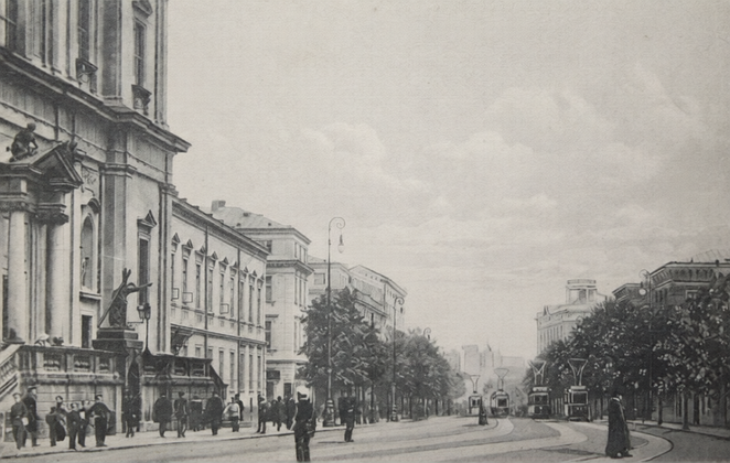 Jeden z wydawców na karcie pocztowej przedstawiającej Krakowskie Przedmieście umieścił nawet cztery 