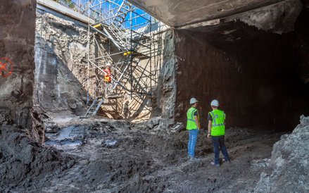 Prace prowadzone metodą podstropową - na początku powstają ściany i strop tunelu, teraz trwa wyieran