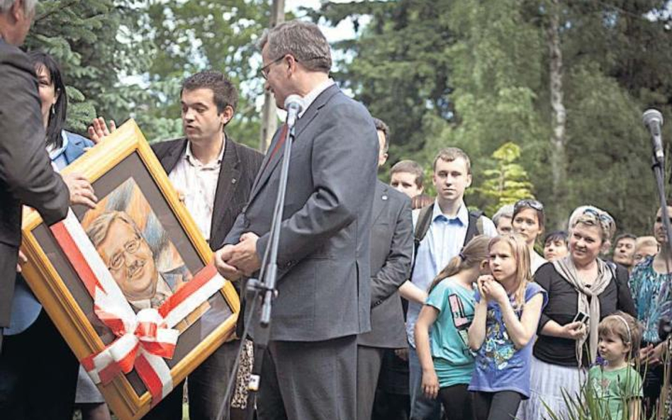 Bronisław Komorowski dostał portret 4 czerwca na urodziny, podczas spotkania z wyborcami w Obornikac