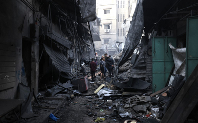 Palestyńczycy przyglądają się zniszczeniom po izraelskim bombardowaniu Chan Junis, 15 listopada