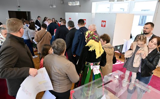 Wybory samorządowe 2024. Głosowanie w lokalu wyborczym w Głuchowie koło Rawy Mazowieckiej