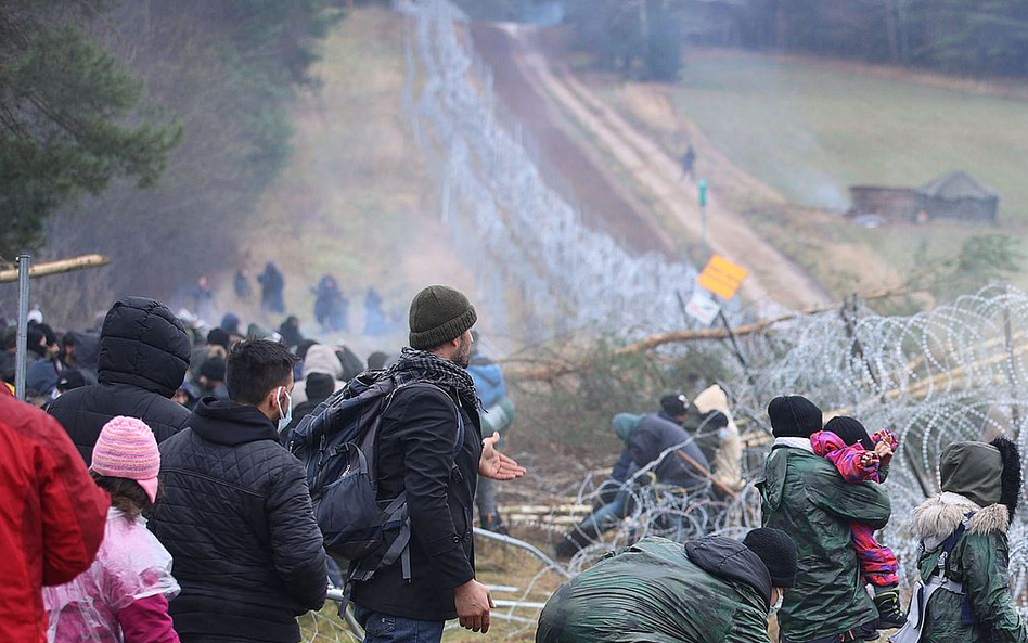 Rząd Tuska chce ograniczać migrantom prawo do azylu. Eksperci: niedopuszczalne