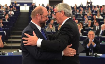 Jean-Claude Juncker (z prawej) przyjmuje gratulacje po głosowaniu w europarlamencie od jego przewodn
