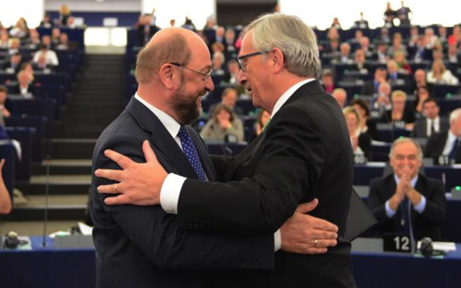 Jean-Claude Juncker (z prawej) przyjmuje gratulacje po głosowaniu w europarlamencie od jego przewodn