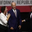 Donald Trump przekonuje, że Joe Biden (w środku) nie miałby z nim szans w walce wręcz