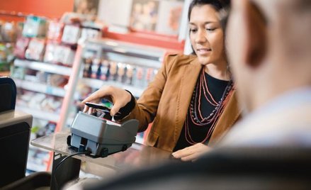 Udział operacji bezgotówkowych w wartości wszystkich transakcji kartami wzrósł do 43 proc. (35 proc.