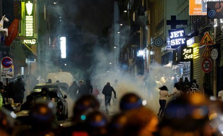 Demonstranci uciekają, gdy francuscy policjanci używają gazu łzawiącego w Paryżu