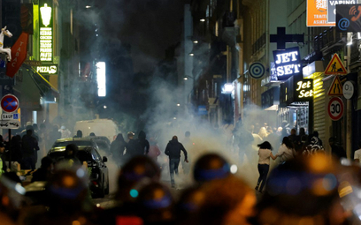Demonstranci uciekają, gdy francuscy policjanci używają gazu łzawiącego w Paryżu