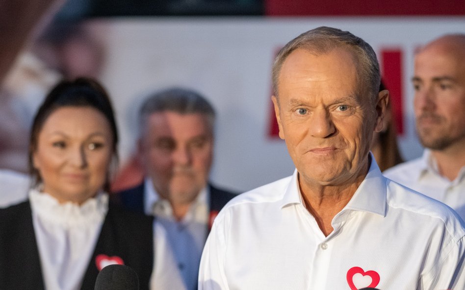 Donald Tusk podczas inaguracji Tuskobusa