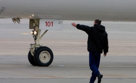 W samolocie z polskimi turystami pękła opona