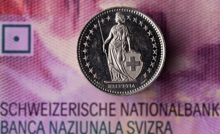 Szwajcarski Bank Narodowy zrezygnował w czwartek z obrony kursu euro we frankach przed spadkiem poni
