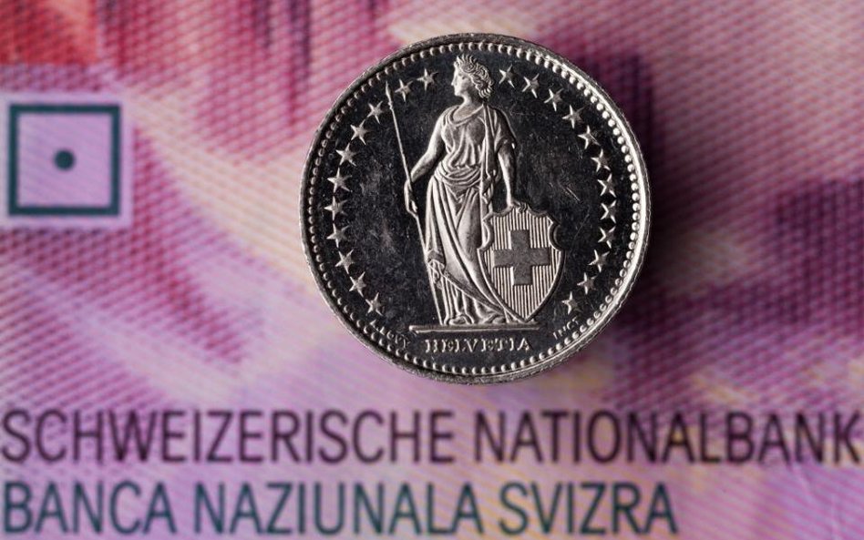 Szwajcarski Bank Narodowy zrezygnował w czwartek z obrony kursu euro we frankach przed spadkiem poni