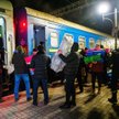 Wolontariusze z Tarnopola pomagają w załadunku pociągu z pomocą humanitarną do Charkowa