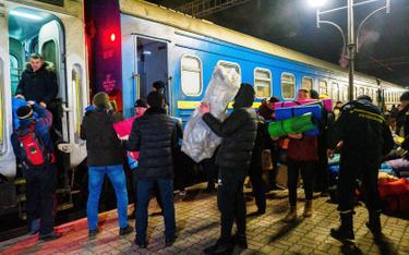 Wolontariusze z Tarnopola pomagają w załadunku pociągu z pomocą humanitarną do Charkowa