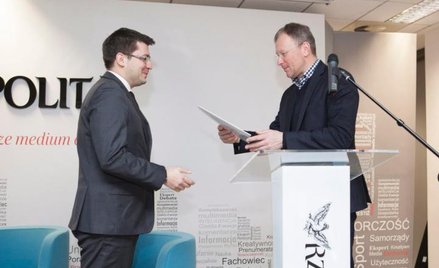 Redaktor naczelny „Rzeczpospolitej” Bogusław Chrabota przekazuje „Białą księgę” wiceministrowi rozwo