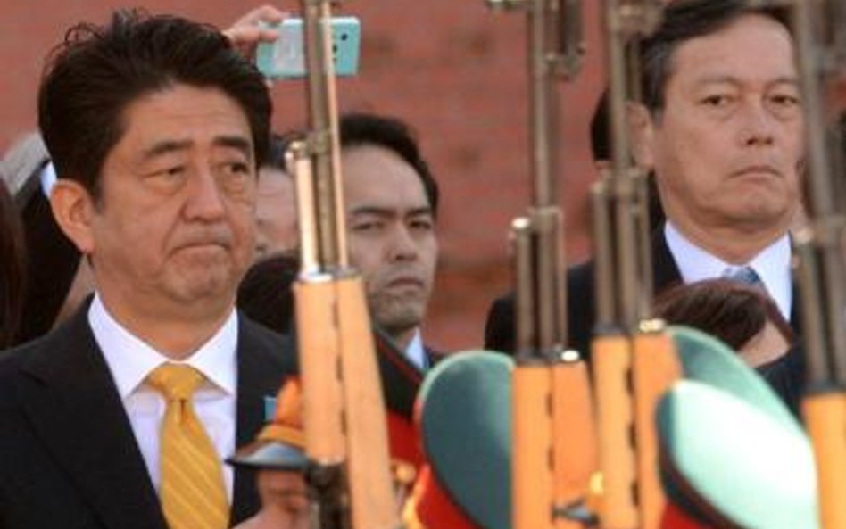 Premier Shinzo Abe witany z honorami w Moskwie