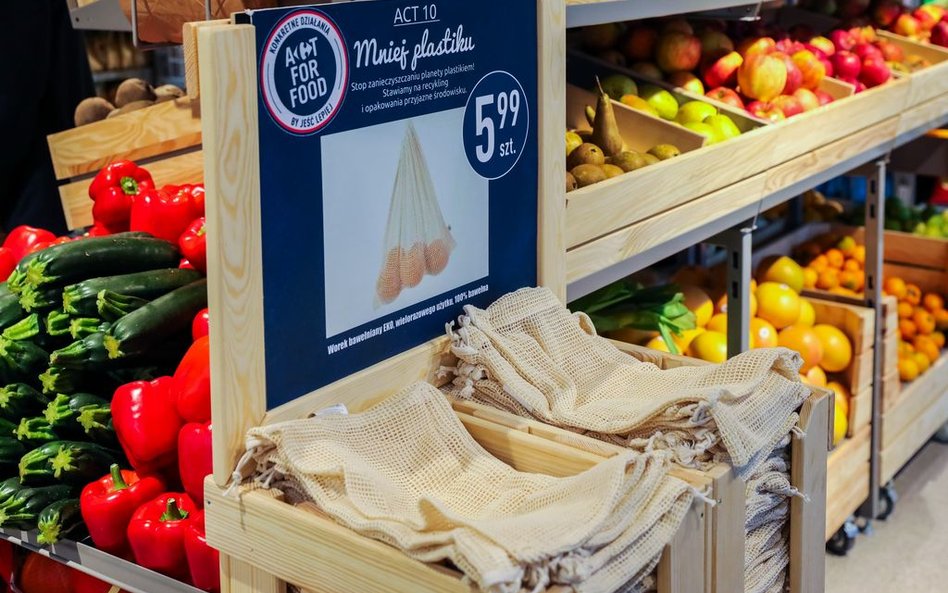 Carrefour rezygnuje z plastikowych jednorazówek