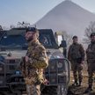 Włoscy żołnierze z natowskiej misji w pobliżu wioski Rudare na północy Kosowa