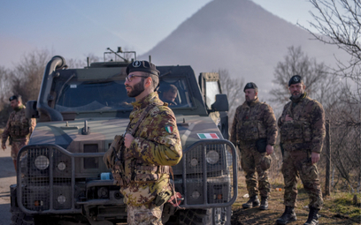 Włoscy żołnierze z natowskiej misji w pobliżu wioski Rudare na północy Kosowa