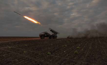 Ukraińscy żołnierze 92. Brygady Szturmowej wystrzelili z wielokrotnej wyrzutni rakiet BM-21 „Grad” w