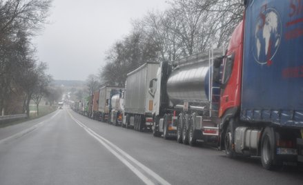 Kolejka tirów na drodze do przejścia granicznego w Dorohusku