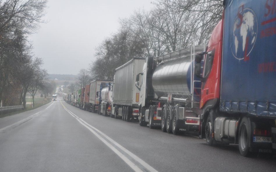 Kolejka tirów na drodze do przejścia granicznego w Dorohusku