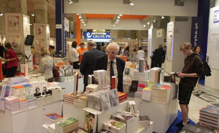 Coraz więcej osób zamiast sklepowych półek wybiera e-księgarnie