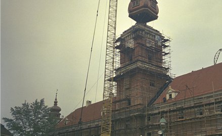 Montaż tzw. hełmu i zegara na Wieży Zygmuntowskiej Zamku Królewskiego. Warszawa, 6 lipca 1974 r.