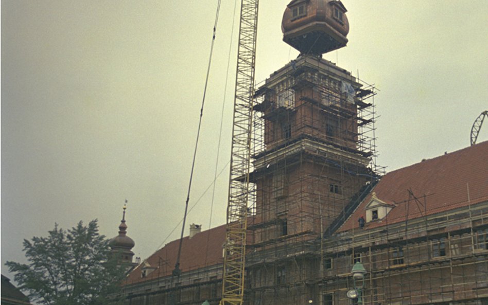 Montaż tzw. hełmu i zegara na Wieży Zygmuntowskiej Zamku Królewskiego. Warszawa, 6 lipca 1974 r.