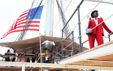 W porcie Nowego Jorku, na pokładzie żaglowca Tall Ship Wavertree emigranci świętują przyznanie amery