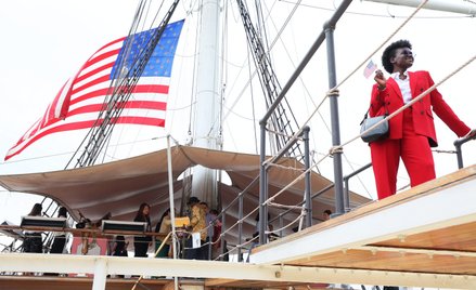 W porcie Nowego Jorku, na pokładzie żaglowca Tall Ship Wavertree emigranci świętują przyznanie amery