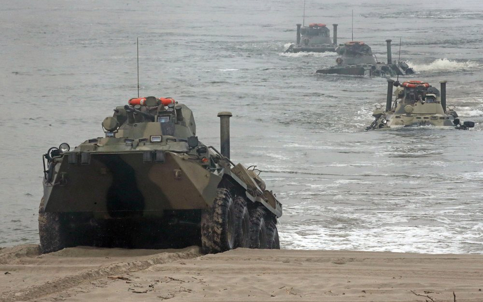 Wozy bojowe rosyjskiej piechoty morskiej wychodzą na brzeg Półwyspu Sambijskiego. Fot./en.mil.ru