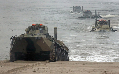 Wozy bojowe rosyjskiej piechoty morskiej wychodzą na brzeg Półwyspu Sambijskiego. Fot./en.mil.ru