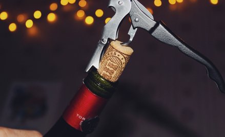Drugie najtańsze wino w karcie: zamawiać czy unikać?