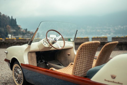 W wykończeniu użyto drewna, m.in. w progach i zderzakach.