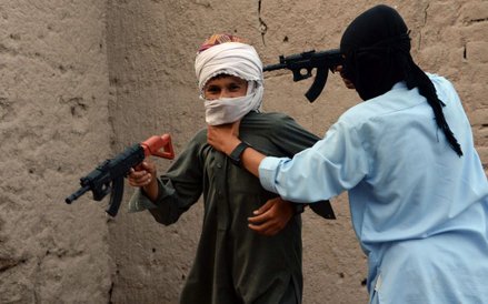 Afgańskie dzieci bawiące się plastikową bronią.