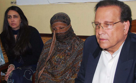 Asia Bibi (w środku) w sądzie w 2010 roku