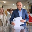Wybory samorządowe 2024. Premier Donald Tusk z żoną Małgorzatą w lokalu wyborczym w Sopocie.