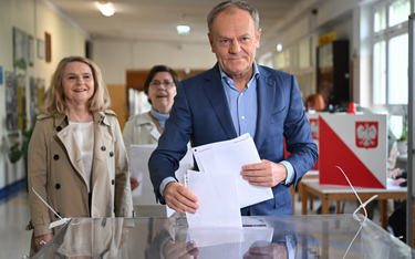 Wybory samorządowe 2024. Premier Donald Tusk z żoną Małgorzatą w lokalu wyborczym w Sopocie.