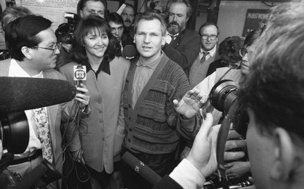 19.09.1993 WARSZAWA. WYBORY DO PARLAMENTU. N/Z ALEKSANDER KWAŚNIEWSKI I JOLANTA KWAŚNIEWSKA