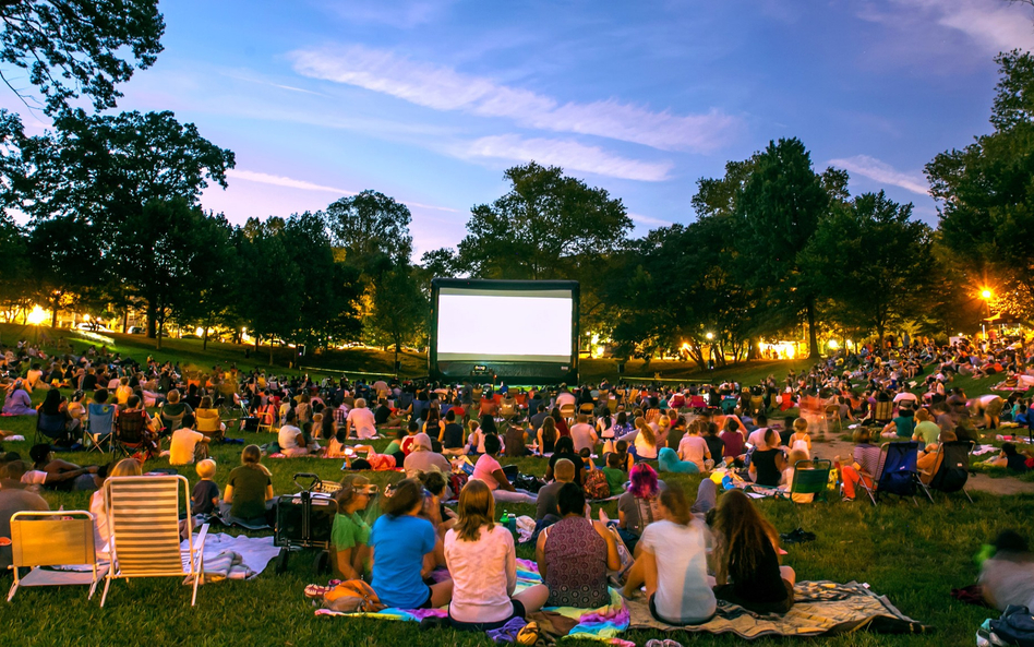 Stołeczna publiczność lubi kino pod chmurką