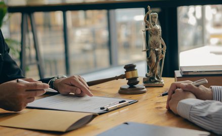 Według adwokatów nie każdy może udzielać pomocy prawnej