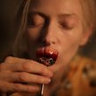 Drogocenna krew. Kadr z filmu "Tylko kochankowie przeżyją"
