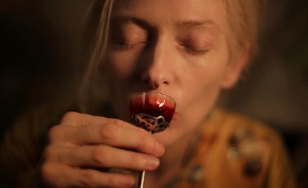 Drogocenna krew. Kadr z filmu "Tylko kochankowie przeżyją"