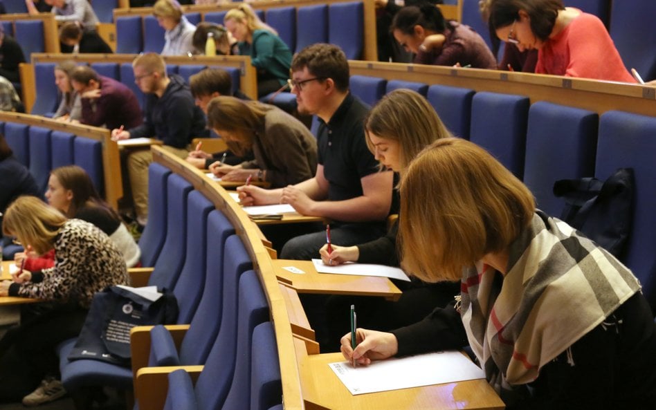 Dotychczas brakowało twardych dowodów na edukacyjne skutki AI